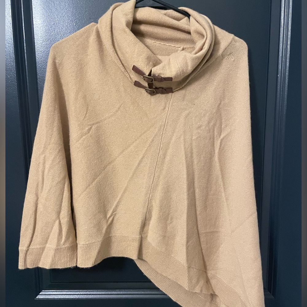 Tyler Boe beautiful brown cashmere sweater with cute accessories. M.
